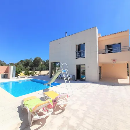 Villa Paula With Private Pool Close To The And Strip Albufeira